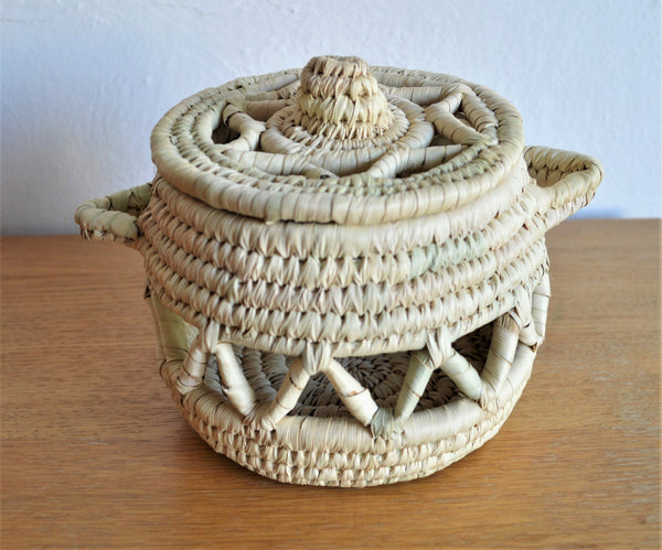Woven basket lidded, Decorative straw basket