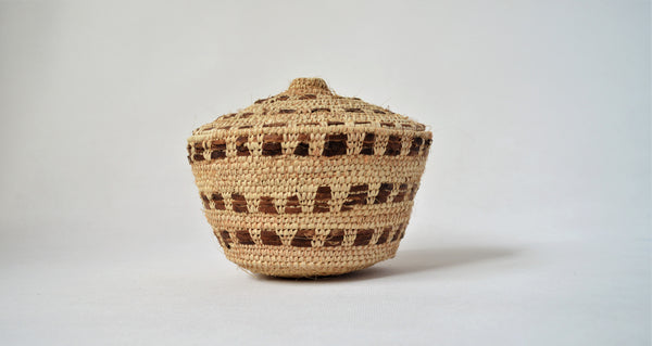 Woven sewing box / jewelry box decorated with natural leather