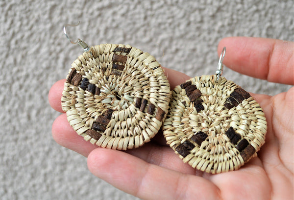 Round earrings palm straw and natural leather